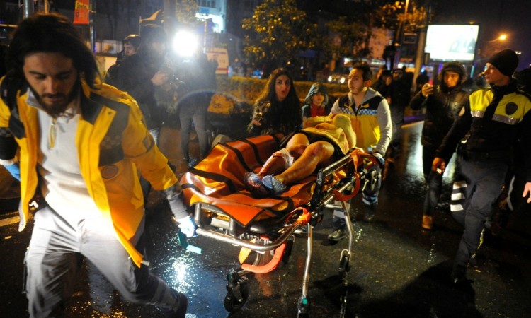Эвакуация пострадавшего в клубе. Фото REUTERS/Scanpix 