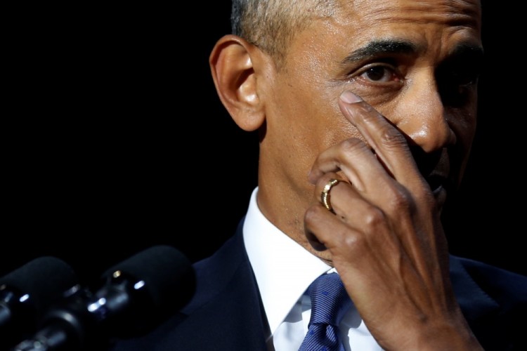 Барак Обама вытирает слезу во время прощального выступления в Чикаго. Фото: Reuters / Scanpix