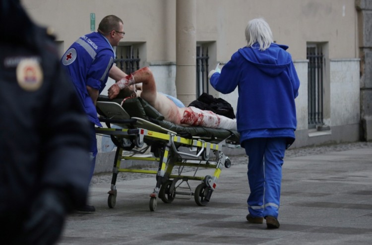Оказание помощи пострадавшему. Фото Reuters/Scanpix