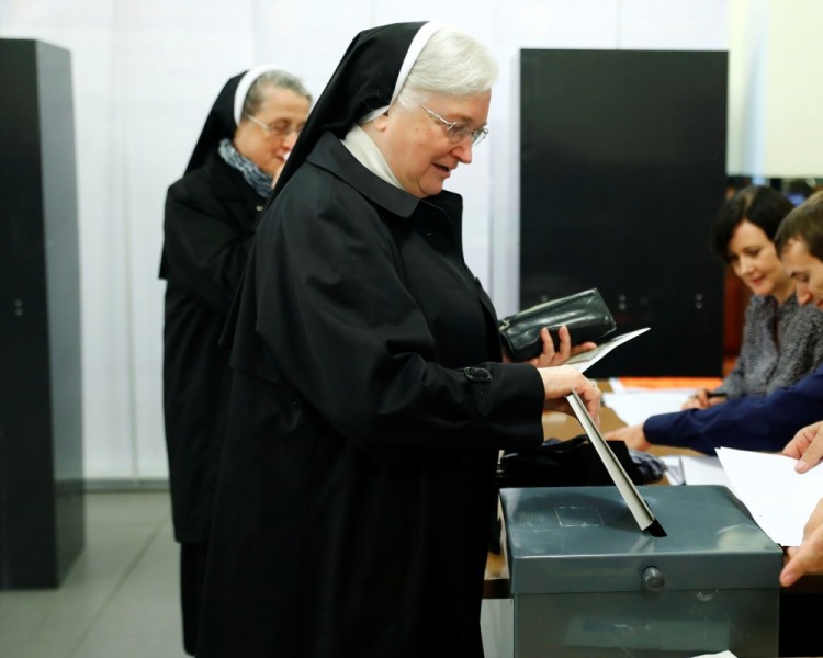 Nuns vote in the general election (Bundestagswahl) in Berlin, Germany, September 24, 2017.     REUTERS/Fabrizio Bensch