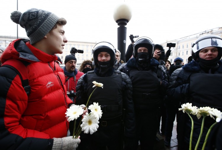 Участники акции начали собираться еще до ее начала в 14:00, некоторые принесли полицейским цветы. Reuters/Scanpix