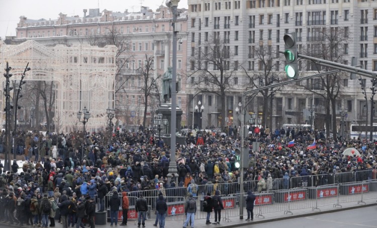 По данным МВД, в целом по стране на акцию протеста вышли около 5000 человек, однако по этим фото видно, что только в Москве протестовать вышли тысячи людей. Фото Reuters/Scanpix