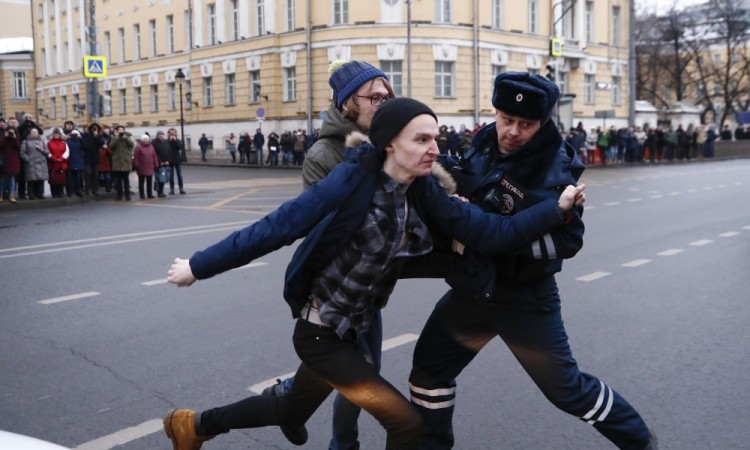 В целом полиция Москвы воздержалась от жесткого разгона акции протеста, но несколько десятков человек все-таки были задержаны. Фото Reuters/Scanpix