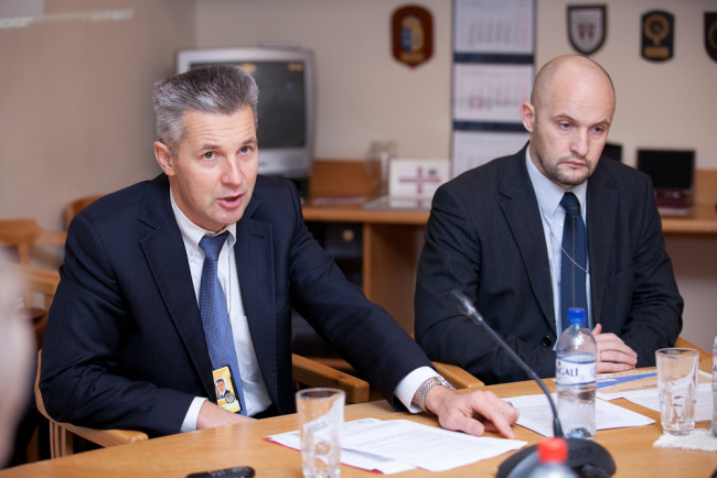 Артис Пабрикс (слева) на заседании парламентской комиссии. Фото: Saeima / Flickr