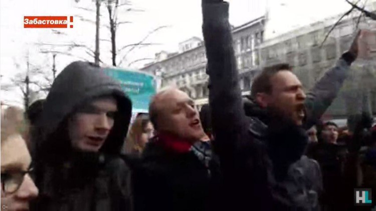 Алексей Навальный в окружении сторонников идет по Тверской улице и скандирует лозунги. Скриншот прямой трансляции "Навальный LIVE"