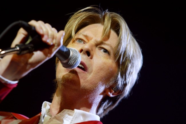 (FILES) This file photo taken on September 24, 2002 shows British singer David Bowie performing at the Zenith in Paris.  British rock music legend David Bowie has died after a long battle with cancer, his official Twitter and Facebook accounts said on January 11, 2016. Bowie died on Januray 10 surrounded by family according to his social media accounts. The iconic musician had turned 69 only on January 8, which coincided with the release of "Blackstar", his 25th studio album. / AFP / MARTIN BUREAU