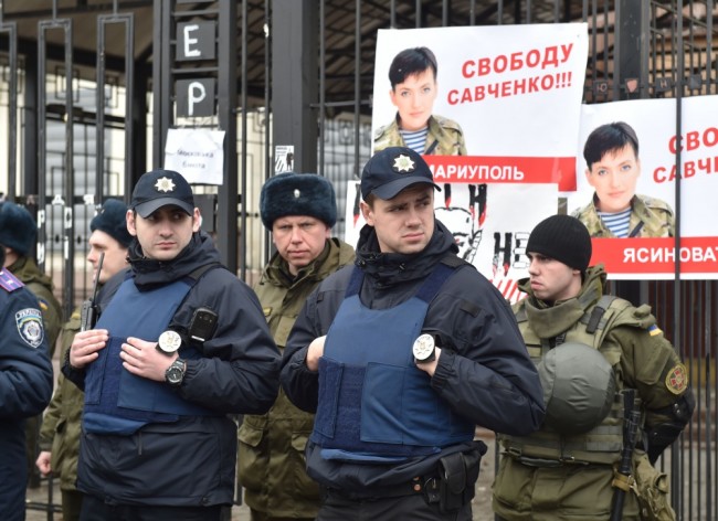 Policemen stand guard Russian embassy building in Kiev during a rally in support of jailed Ukrainian pilot Nadiya Savchenko in front of Russian embassy in Kiev on March 9, 2016. Ukraine on March 9, 2016 demanded that Moscow "immediately" free Nadiya Savchenko, a hunger-striking military helicopter pilot on trial in Russia. / AFP / SERGEI SUPINSKY
