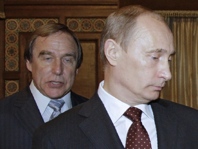 Сергей Ролдугин позади Владимира Путина в 2009 году. Фото AFP/Scanpix