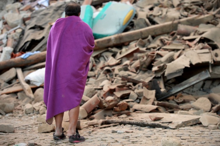 У многих местных жителей под завалами остались родственники. Фото: AFP / Scanpix
