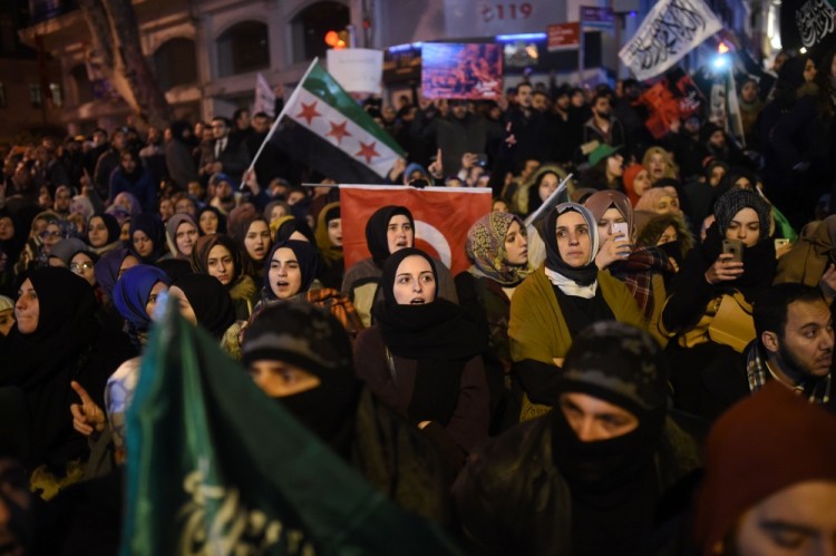С такими же оппозиционными флагами (на государственном флаге Сирии две звезды, а не три) вышли жители Стамбула, но протестовали у иранского консульства и выкрикивали антииранские лозунги. Фото: AFP / Scanpix