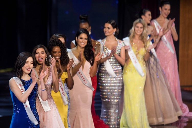 Contestants applaud during the Grand Final of the Miss World 2016 pageant at the MGM National Harbor December 18, 2016 in Oxon Hill, Maryland.   / AFP PHOTO / ZACH GIBSON