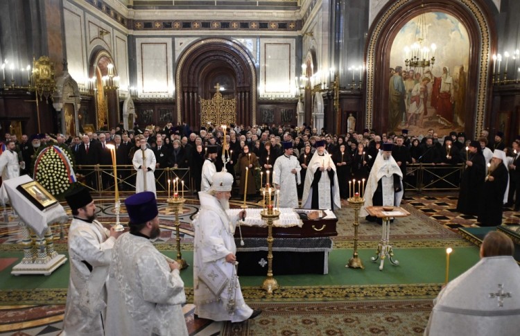 Priests stand around the coffin of slained Russian ambassador to Turkey Andrei Karlov during the funeral ceremony at the Christ the Savior Cathedral in Moscow on December 22, 2016. President Vladimir Putin on December 22, 2016 bade farewell to Andrei Karlov at a packed memorial ceremony in Moscow for the diplomat who was assassinated in Turkey by an off-duty policeman. / AFP PHOTO / Alexander NEMENOV