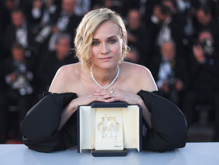TOPSHOT - German actress Diane Kruger attends on May 28, 2017 a photocall after she won the Best Actress Prize for the film 'In The Fade" (Aus Dem Nichts) at the 70th edition of the Cannes Film Festival in Cannes, southern France.  / AFP PHOTO / Anne-Christine POUJOULAT