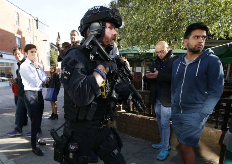 Armed British police officers stand on duty outside Parsons Green underground tube station in west London on September 15, 2017, following an incident on an underground tube carriage at the station. Police and ambulance services said they were responding to an "incident" at Parsons Green underground station in west London on Friday, following media reports of an explosion. A Metro.co.uk reporter at the scene was quoted by the paper as saying that a white container exploded on the train and passengers had suffered facial burns. / AFP PHOTO / Daniel LEAL-OLIVAS