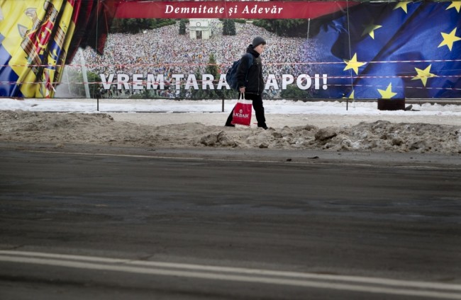 "Мы хотим, чтобы нашу страну вернули назад". Надпись на правительственном здании в Молдавии. Фото: AP/Scanpix
