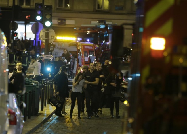 Эвакуация людей с места теракта в Париже, фото AFP/Scanpix