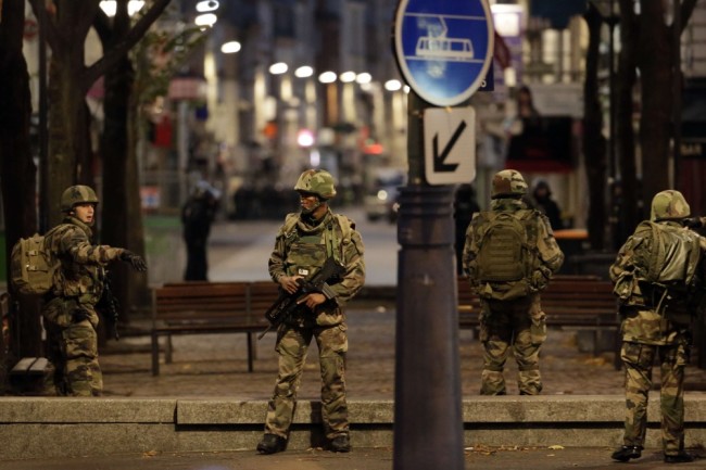 Французские военные патрулируют улицу. Сен-Дени. Пригород Парижа. Фото AFP Photo/Scanpix