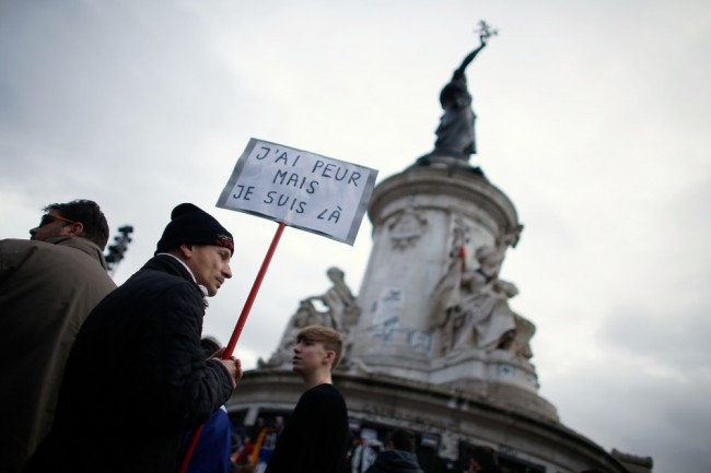 Надпись на плакате: " Я боюсь, но я здесь". Фото  AFP PHOTO/Scanpix