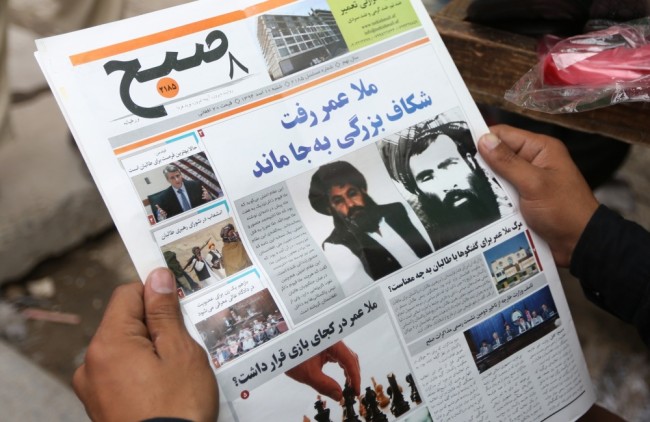 Статья в местной афганской газете о Мулле Ахтаре Мухаммаде Мансуре и погибшем мулле Омаре. Фото AP/Scanpix