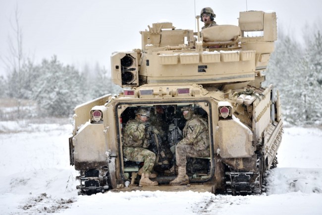 Латвийские военнослужащие на базе НАТО в Адажи готовятся к отражению российской агрессии. Фото AFP/Scanpix