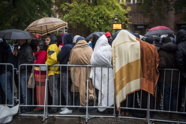 Мигранты в очереди на регистрацию в Берлине, фото AFP/Scanpix