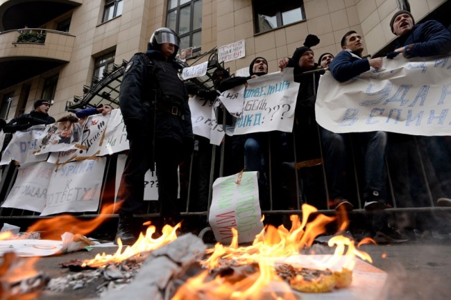 Горящие плакаты во время акции протеста около посольства Турции в Москве. Фото AFP PHOTO/Scanpix