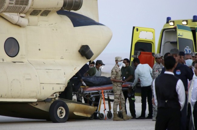 Транспортировка тел пассажиров разбившегося в Египте российского авиалайнера, фото AP/Scanpix