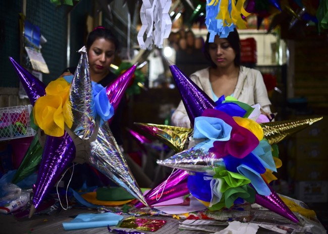 Одним из мексиканских обычаев является Пиньята - пестрое украшение игрушка из папье-маше, наполненное сладостями. Дети с завязанными глазами разбивают ее палкой. это символизирует победу  над злом. AFP PHOTO/Scanpix
