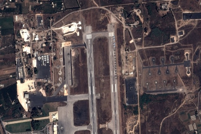 Спутниковый снимок российской военной базы с боевой авиацией в сирийской Латакии. Фото AFP/Scanpix