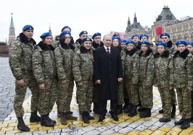 Президент Путин в окружении молодых участников празднования, фото AFP/Scanpix