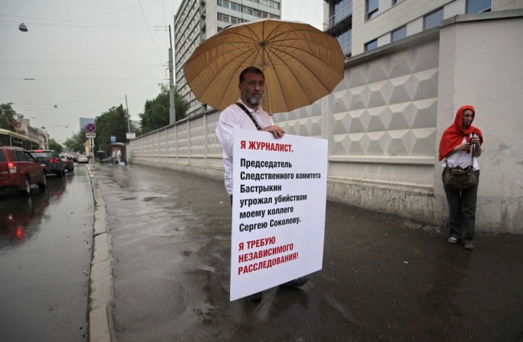 Журналист Сергей Пархоменко на одиночном пикете в поддержку коллеги из "Новой газеты". Фото RIA Novosti/Scanpix