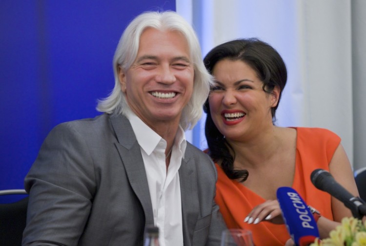 Russian baritone Dmitry Khvorostovsky and Russian soprano Anna Netrebko speak at a news conference in Moscow Tuesday, June 18, 2013. Netrebko and Khvorostovsky will take part in a concert at Moscow's Red Square on Wednesday. (AP Photo/Ivan Sekretarev) / SCANPIX Code: 436