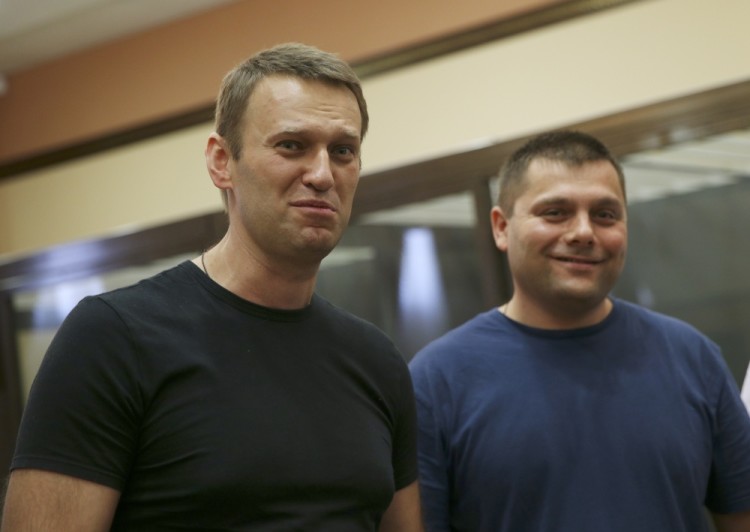 Петр Офицеров (справа) и Алексей Навальный в кировском суде. Фото: AP / Scanpix