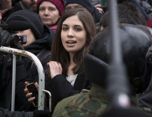 Надежда Толоконникова в числе протестующих против уголовного преследования фигурантов "Болотного дела". Фото AP Photo/Scanpix