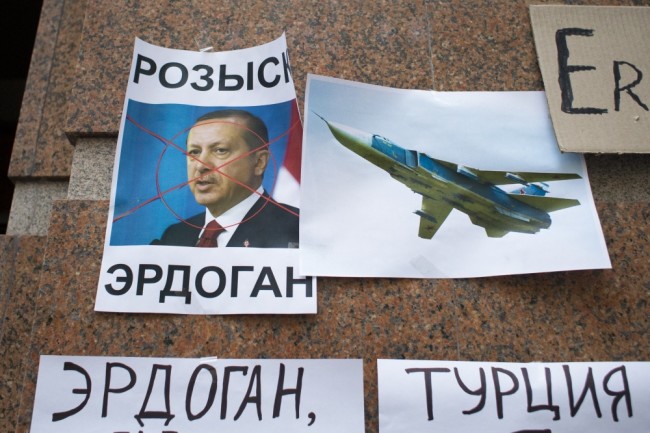Плакаты на акции протеста у посольства Турции в Москве. Фото AP/Acanpix