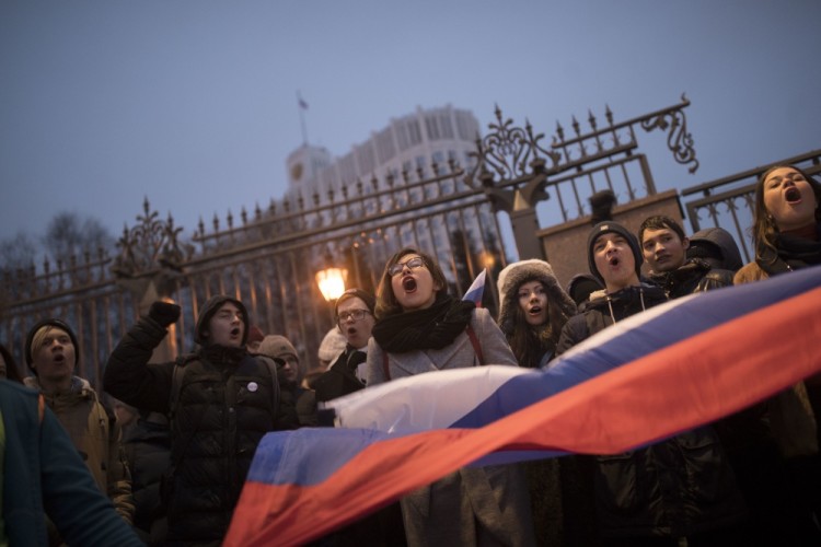 Когда протестующие дошли уже до здания правительства России, организаторы поблагодарили всех за участие и предложили разойтись по домам. Фото Евгения Фельдмана для проекта «Это Навальный»