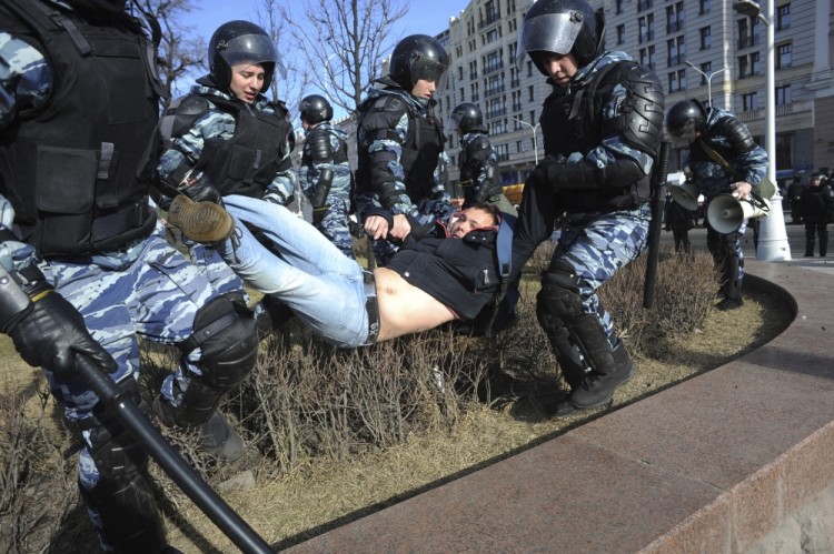 Задержание на несанкционированной акции протеста 26 марта. Фото AP/Scanpix