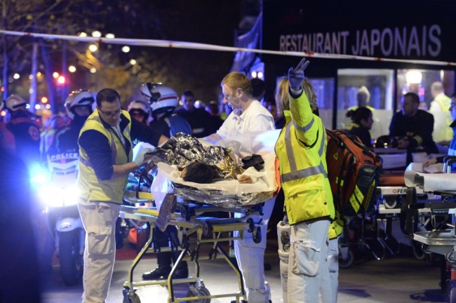 Медики и пострадавшие рядом с концертным залом «Батаклан» сразу после освобождения захожников. Фото: AFP / Scanpix