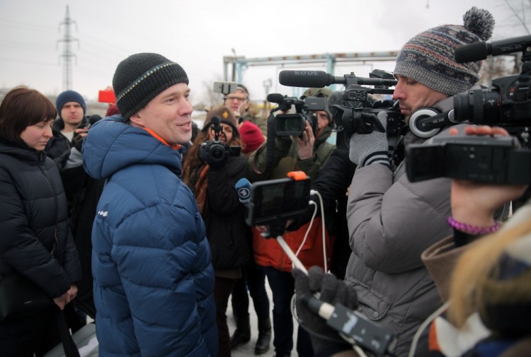 Ильдар Дадин общается с прессой сразу после освобождения из колонии. Фото TASS/Scanpix