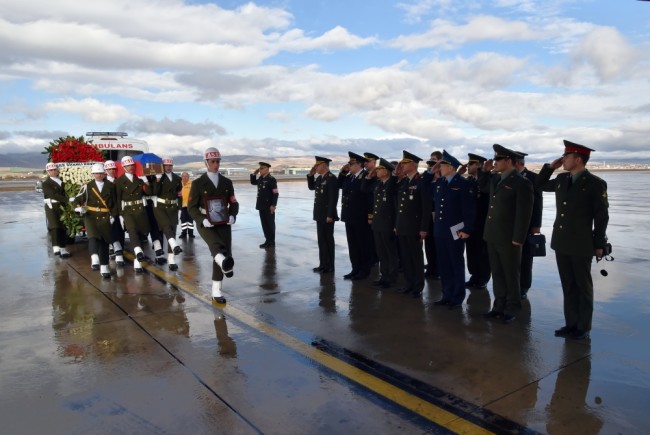 Турецкий почетный караул доставляет тело погибшего командира Су-24М подполковника Олега Пешкова в Россию. Фото AP/Scanpix