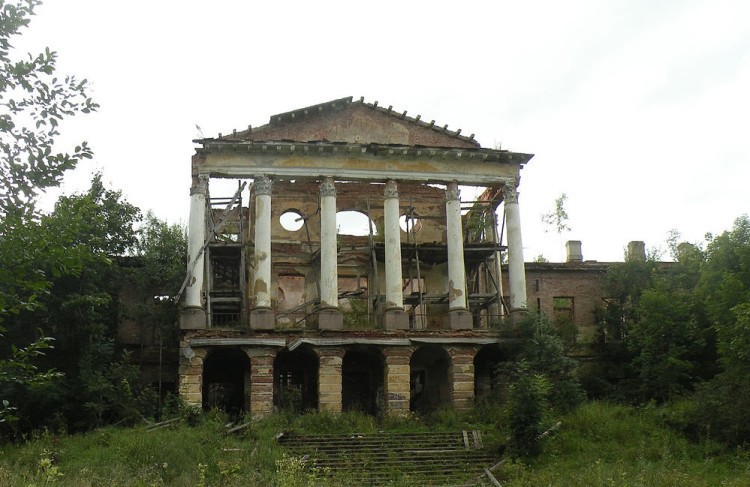 Дворец в Ропше в 2012 году, современное состояние объекта, по всей видимости, еще хуже. Фото: Витольд Муратов / Wikimedia Commons