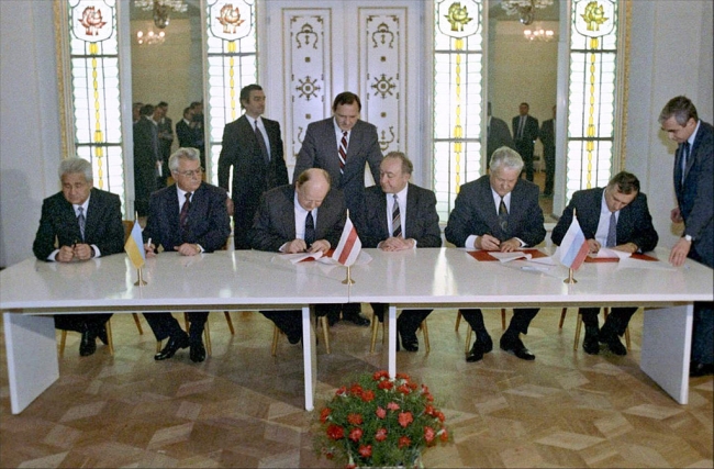 Подписание Беловежских соглашений 8 декабря 1991 года. Фото с сайта wikipedia.org
