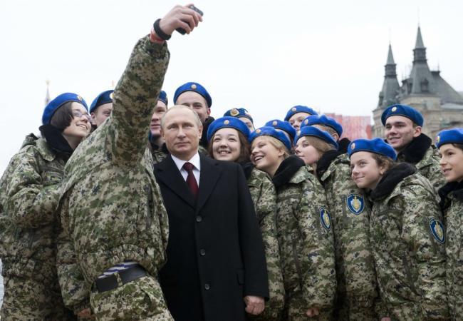 Президент Путин в окружении молодых участников празднования, фото AFP/Scanpix
