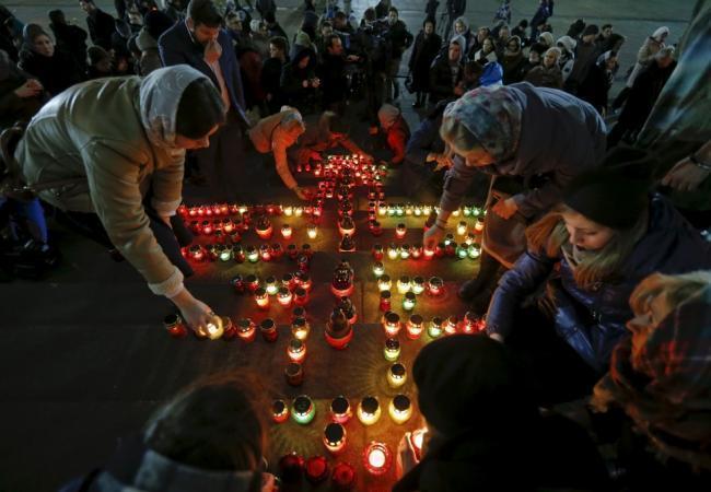Поминальные свечи на Дворцовой площади в Санкт-Петербурге. Фото Reuters/Scanpix