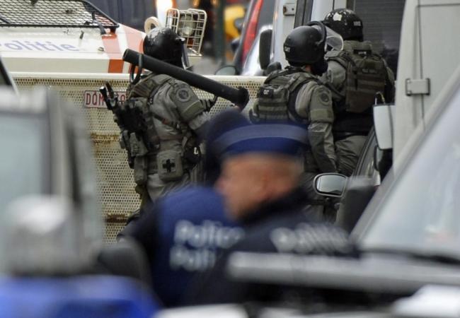 Специальное подразделение бельгийской полиции во время рейда. Моленбек. Фото REUTERS/Scanpix.