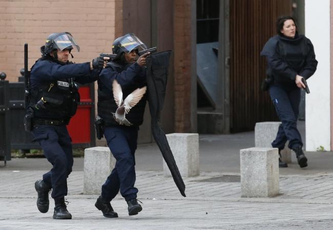 Бойцы Французского полицейского спецназа. Сен-Дени. Пригород Парижа. Фото AP Photo/Scanpix