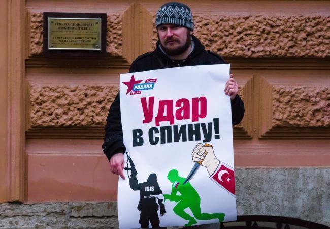 Участник акции протеста у посольства Турции в Москве. Фото Sputnik/Scanpix