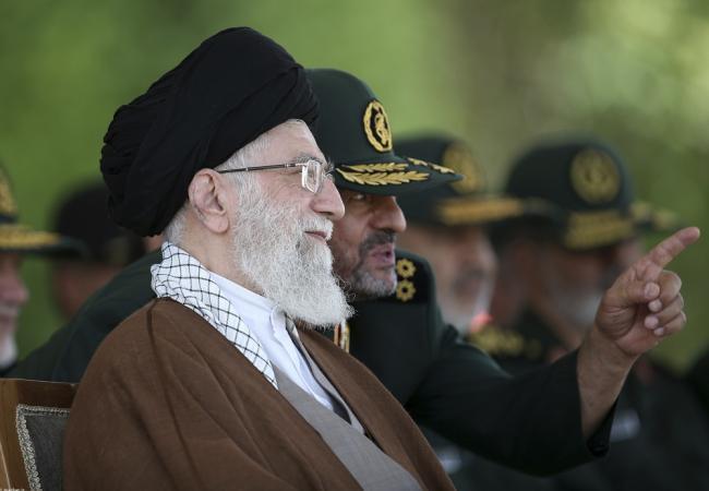 Аятолла Али Хаменеи слушает доклад главы Корпуса стражей исламской революции Мохаммада Али Джафари. Фото AP/Scanpix