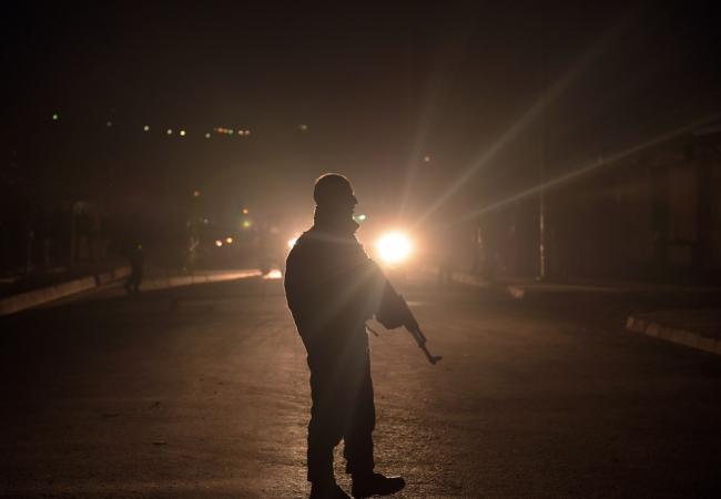 Афганский полицейский во время теракта 20 января 2016 года. Фото AFP/Scanpix