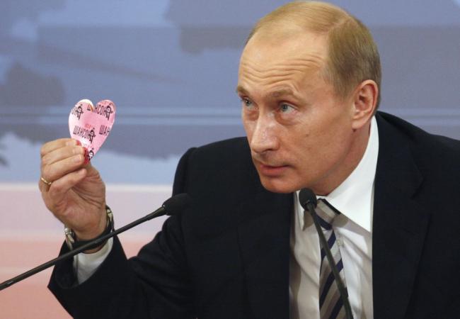 Владимир Путин с запиской в форме сердца. Фото REUTERS/Scanpix